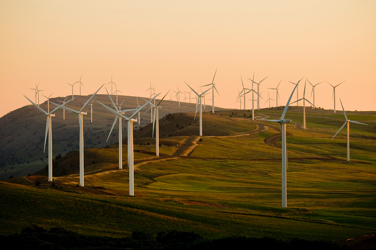 Según datos de 2019, los costos asociados a las energías renovables son cada vez menores.